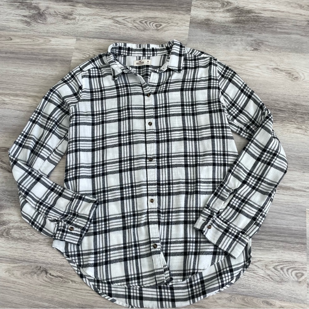 Hollister Women's Black and White Plaid Button Down Shirt Size M